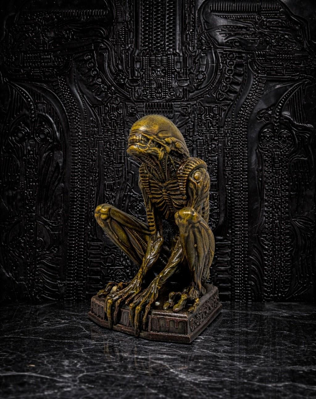 Alien Sitting Figure –9.25" (23,5 cm/235 mm) 3D Printed Resin Statue | Sci-Fi Collectible
