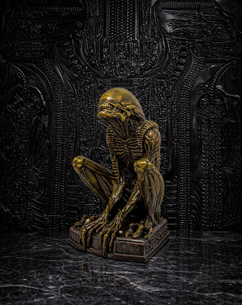 Alien Sitting Figure –9.25" (23,5 cm/235 mm) 3D Printed Resin Statue | Sci-Fi Collectible