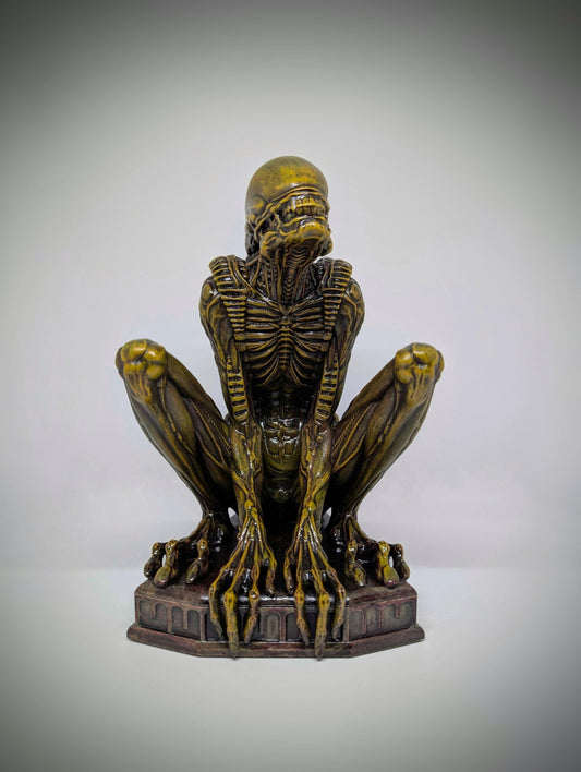 Alien Sitting Figure –9.25" (23,5 cm/235 mm) 3D Printed Resin Statue | Sci-Fi Collectible