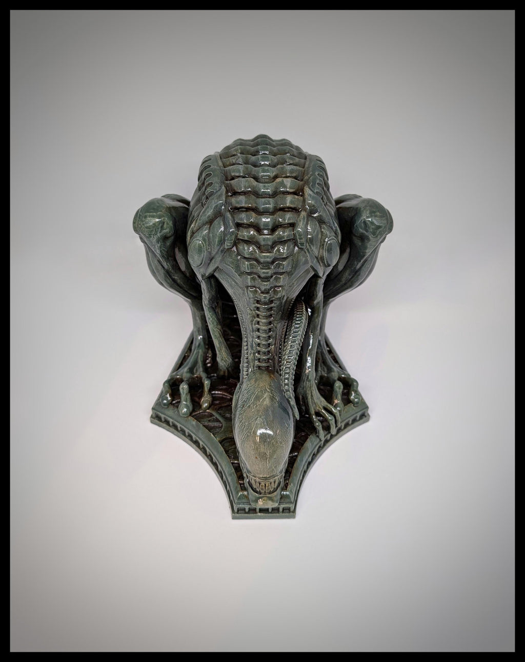 Inspired by H.R. Giger Alien Sitting 3D Resin Sculpture 6.9 in (17.5 cm/175mm)